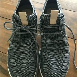 Clark’s women’s slip-ons size 8.5.